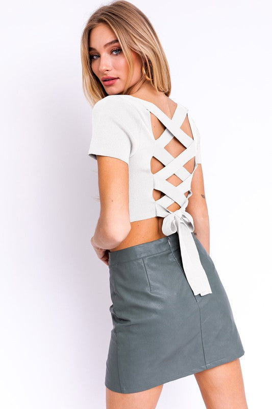 SHORT SLEEVE CRISS CROSS BACK KNIT TOP